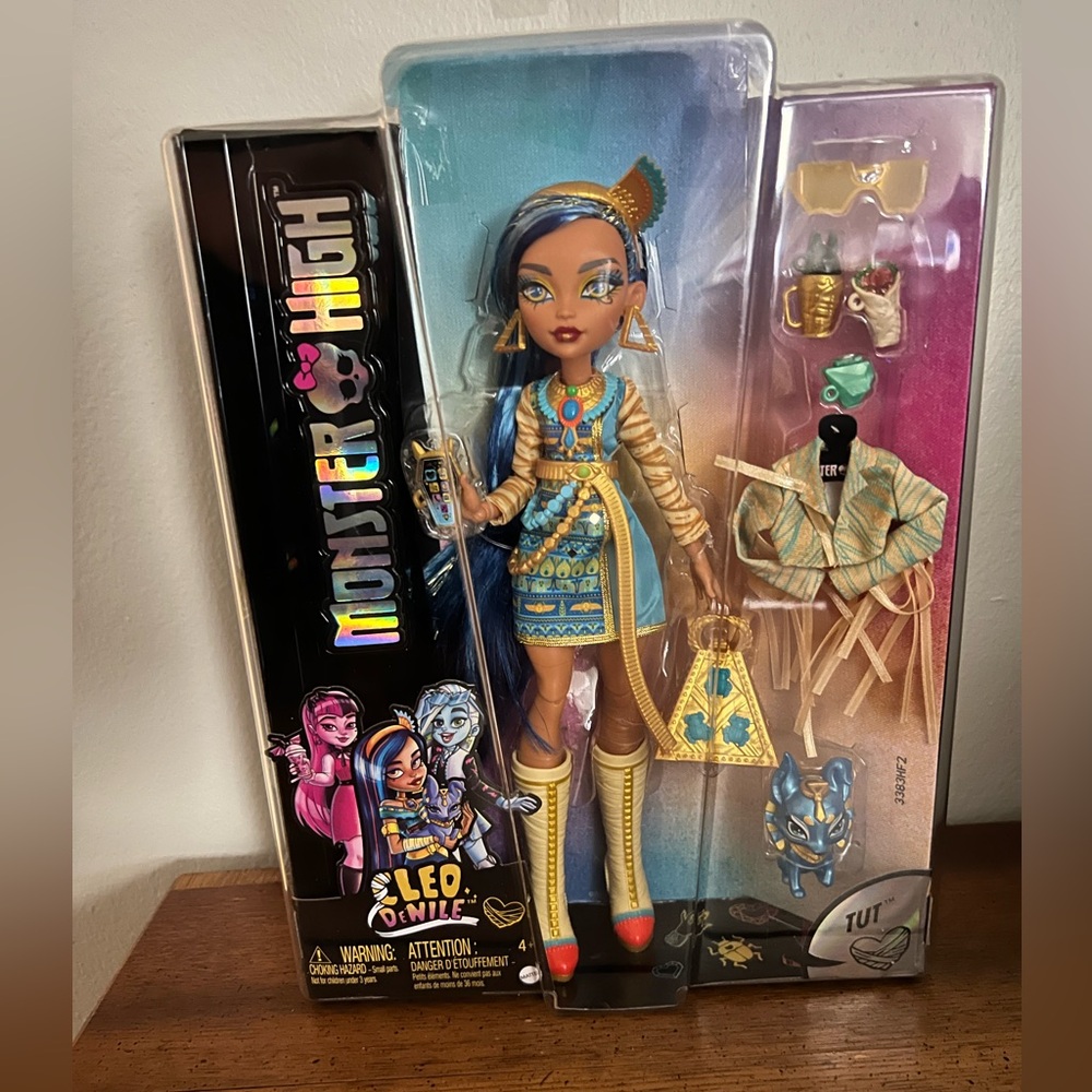 Monster High Cleo DeNile Deluxe set with Tut Pet Doll NIB (2022)